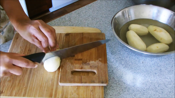 Режем картофель в спираль обычным ножом